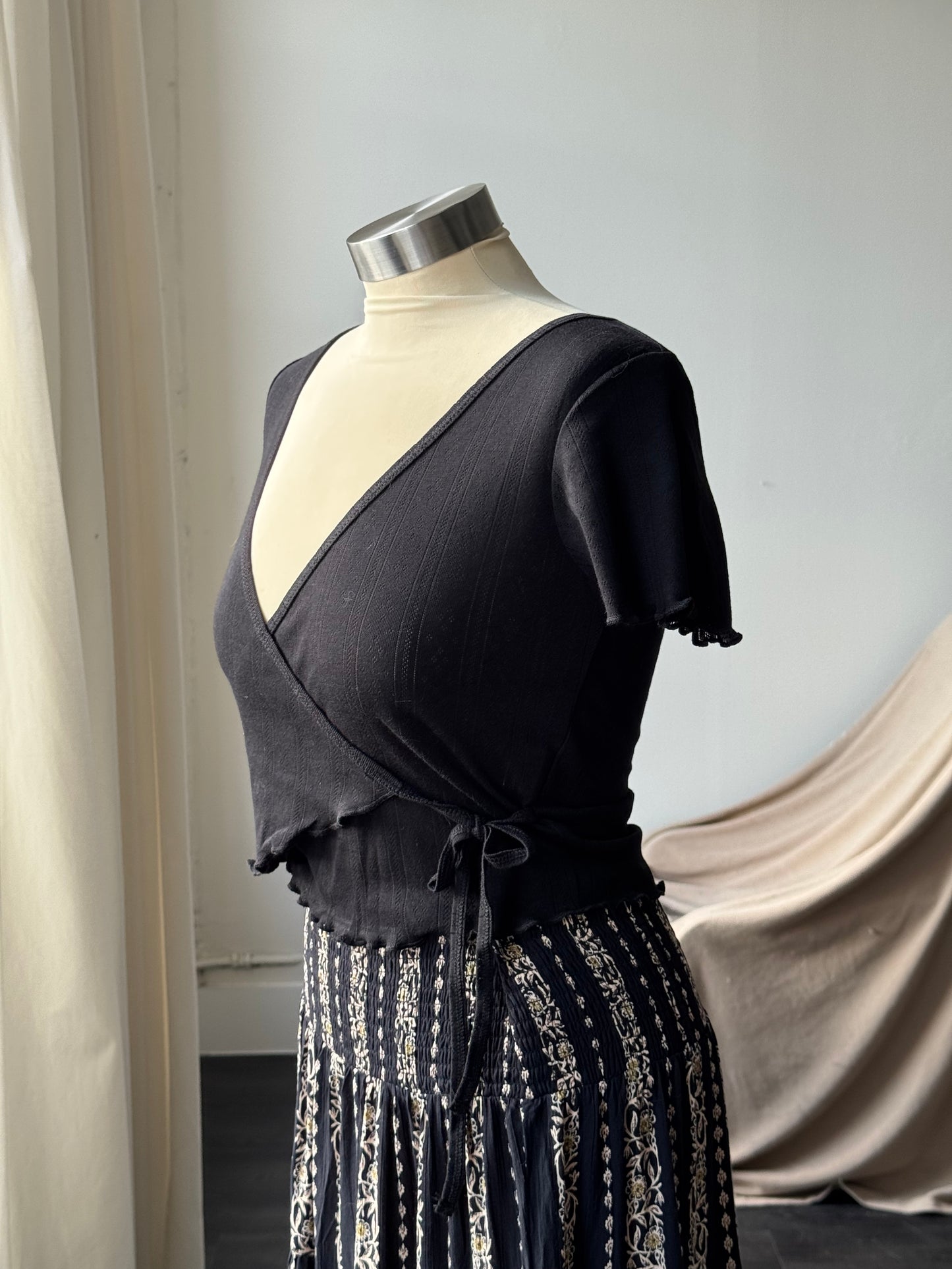 Alice 90s Style Cotton Lettuce Wrap Top In Black