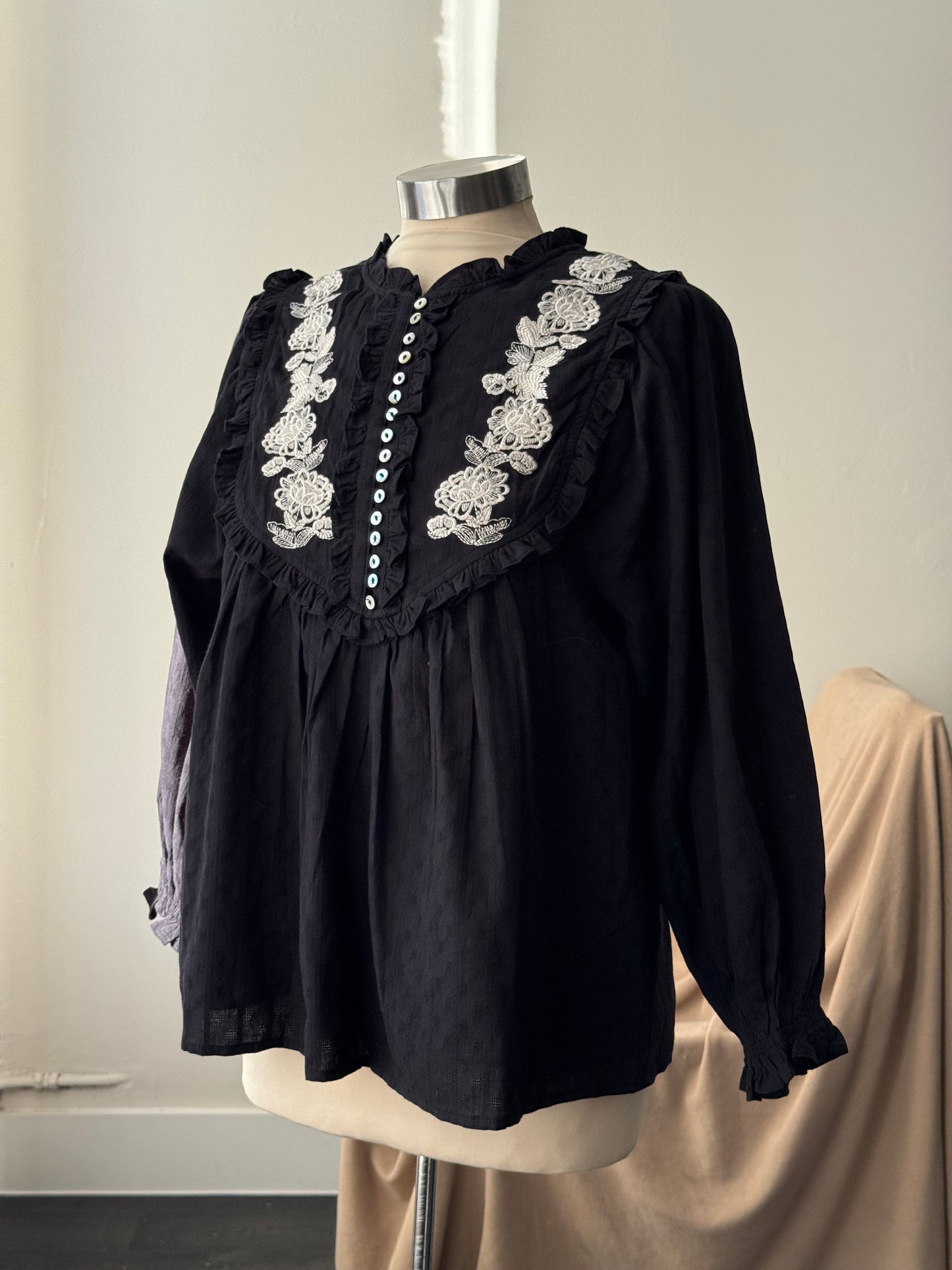 Hailey Cotton Embroidered 3/4 Sleeve Balloon Sleeve Top In Black