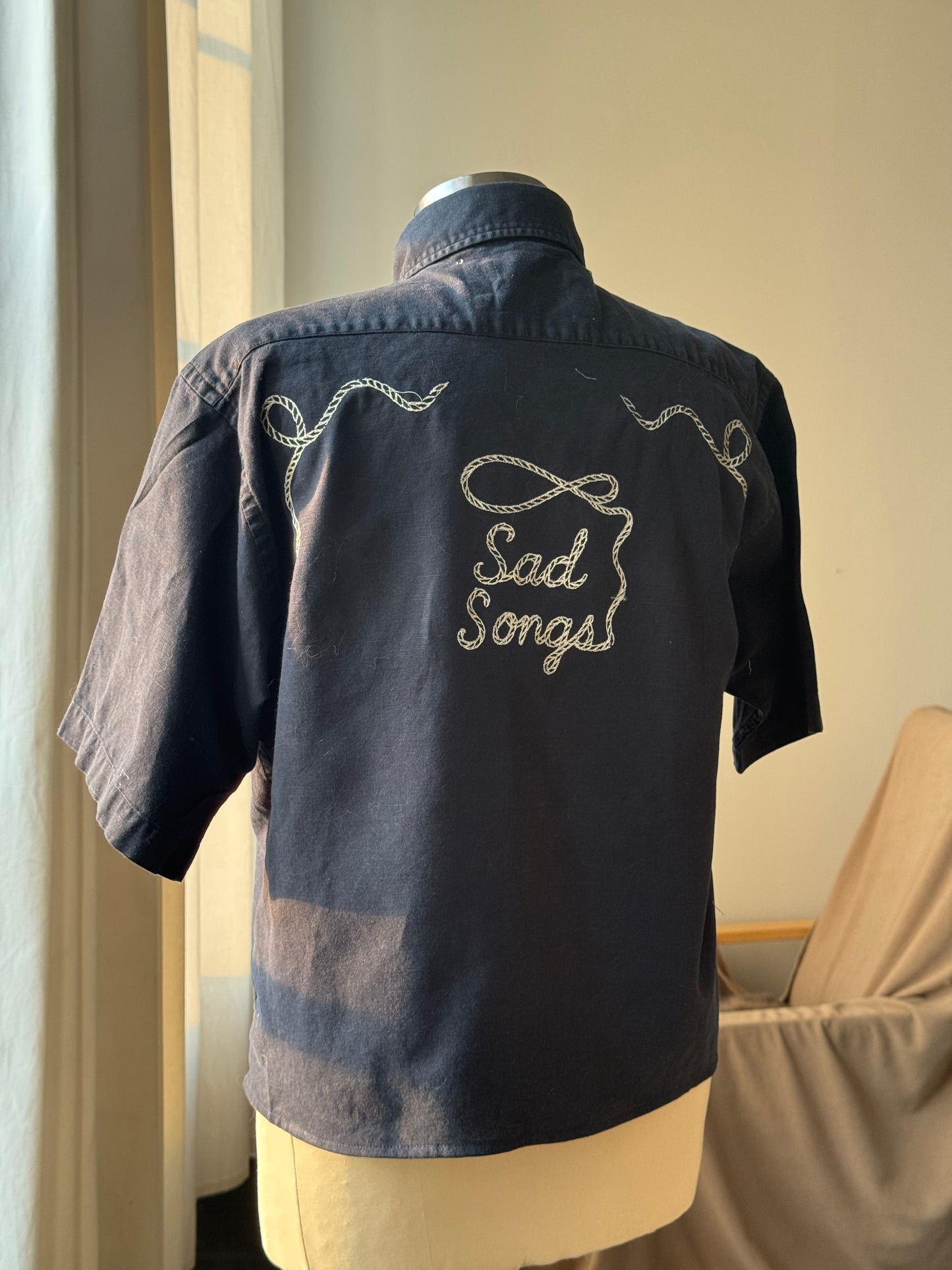Judy Handcrafted Sad Songs Cropped Button Down Short Sleeve In Midnight Navy