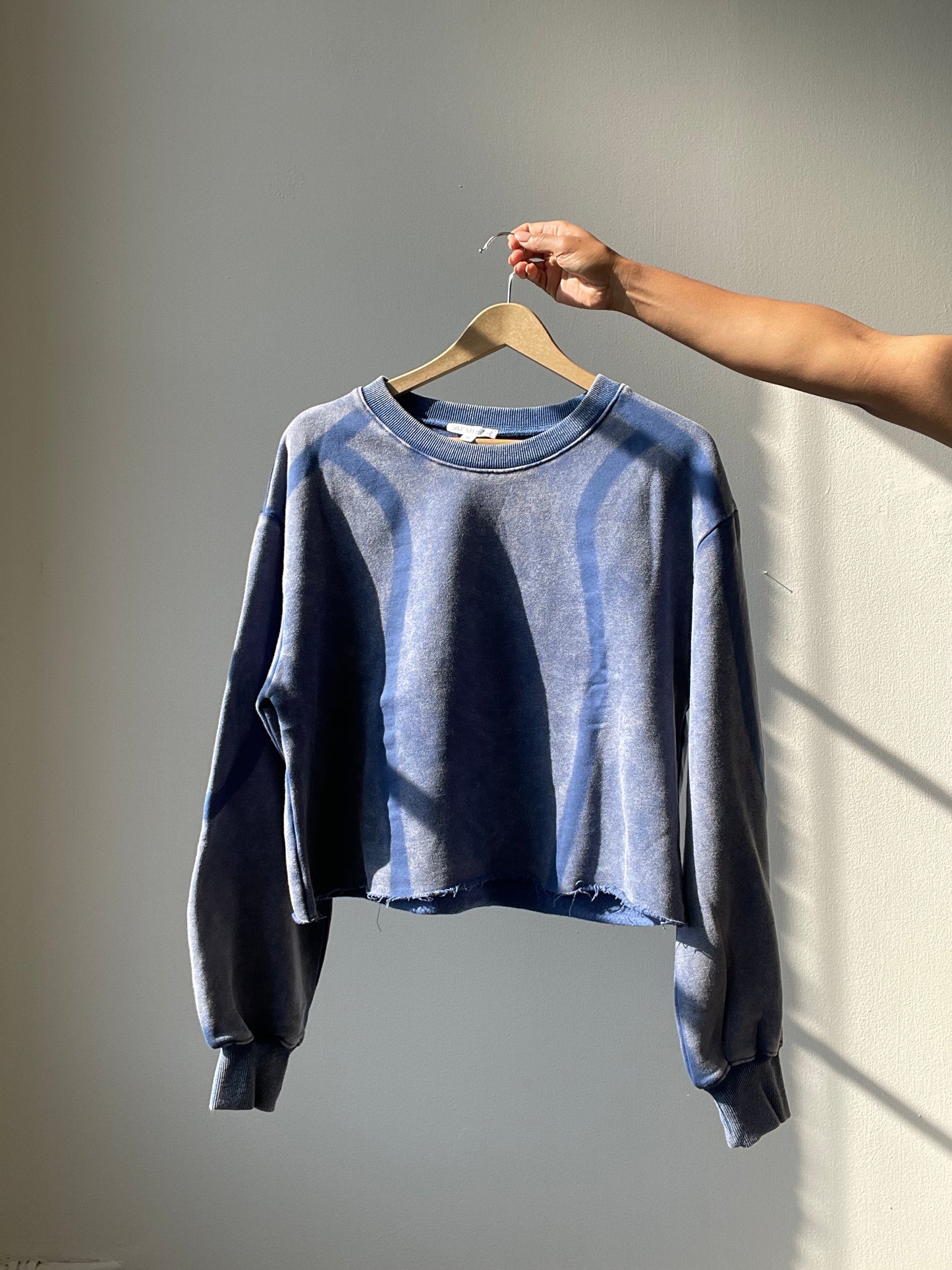 Jacqueline Cotton Artisan Wave Cropped Sweater In Denim