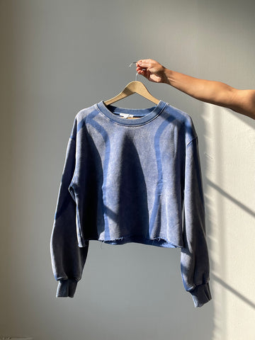Jacqueline Cotton Artisan Wave Cropped Sweater In Denim