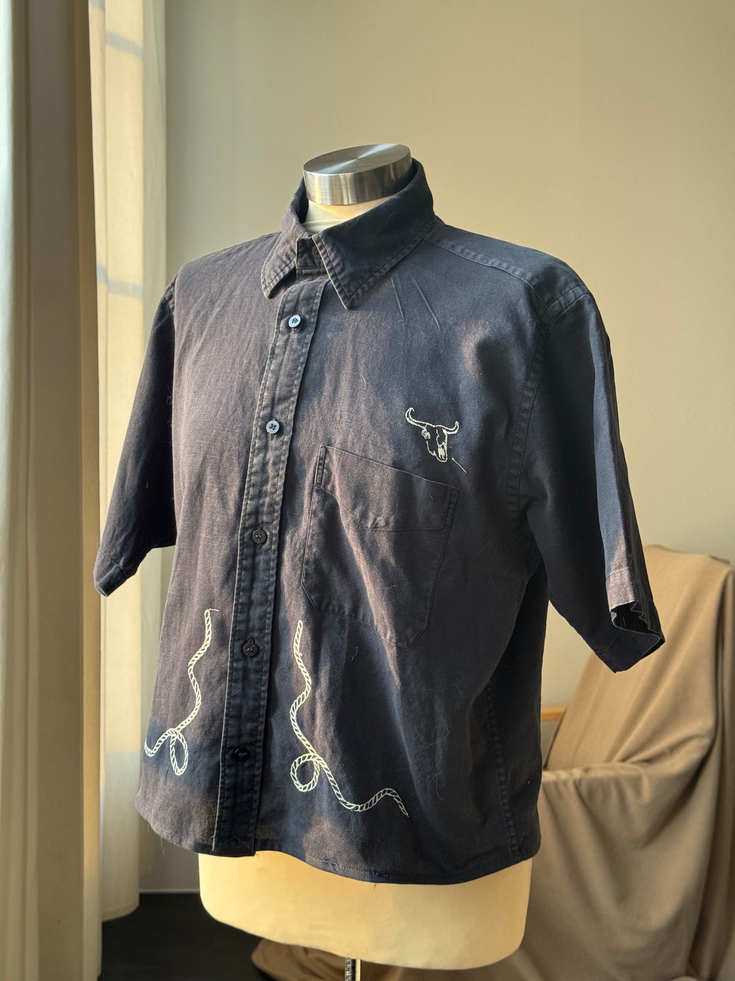 Judy Handcrafted Sad Songs Cropped Button Down Short Sleeve In Midnight Navy