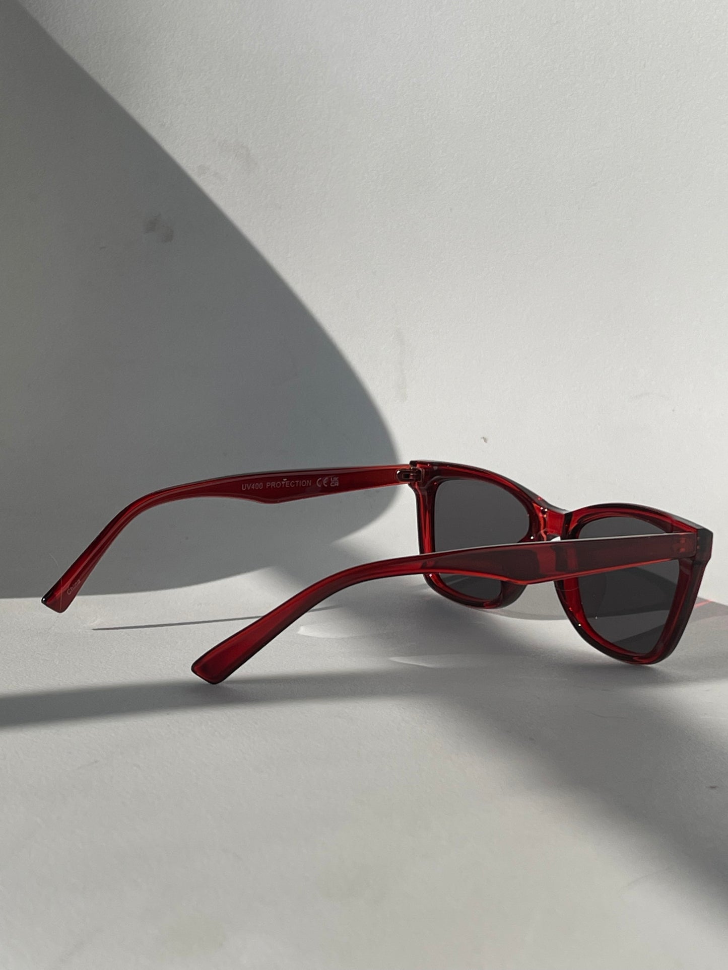 Tangi Triple Stud Classic Sunglasses In Cherry Red