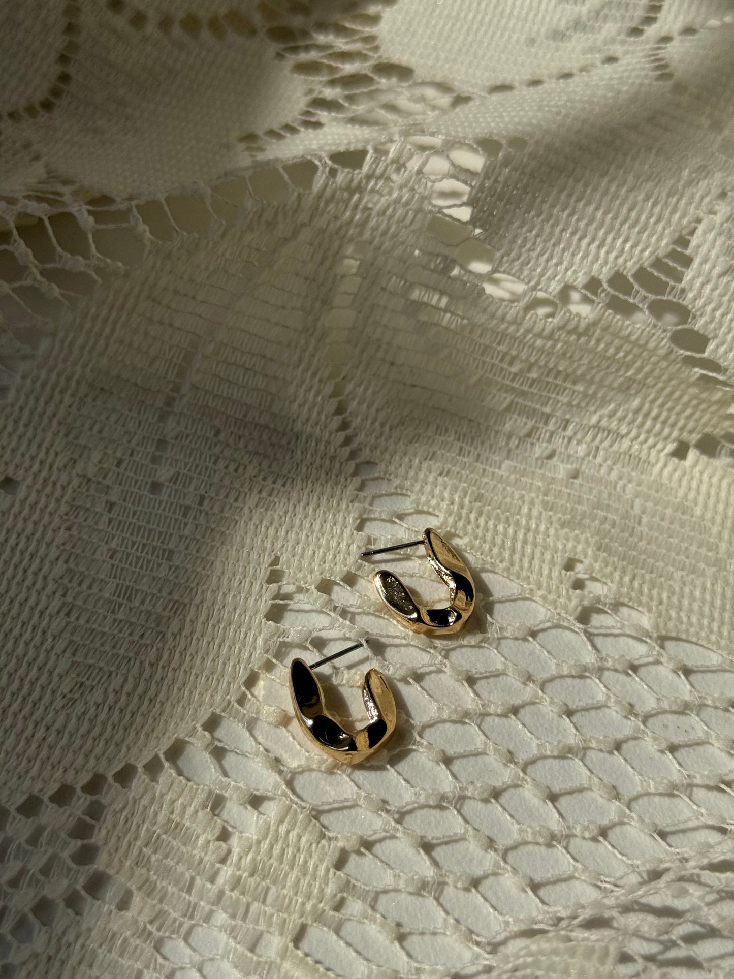 Oscar Organic Crum Hug Hoop Earring In Gold