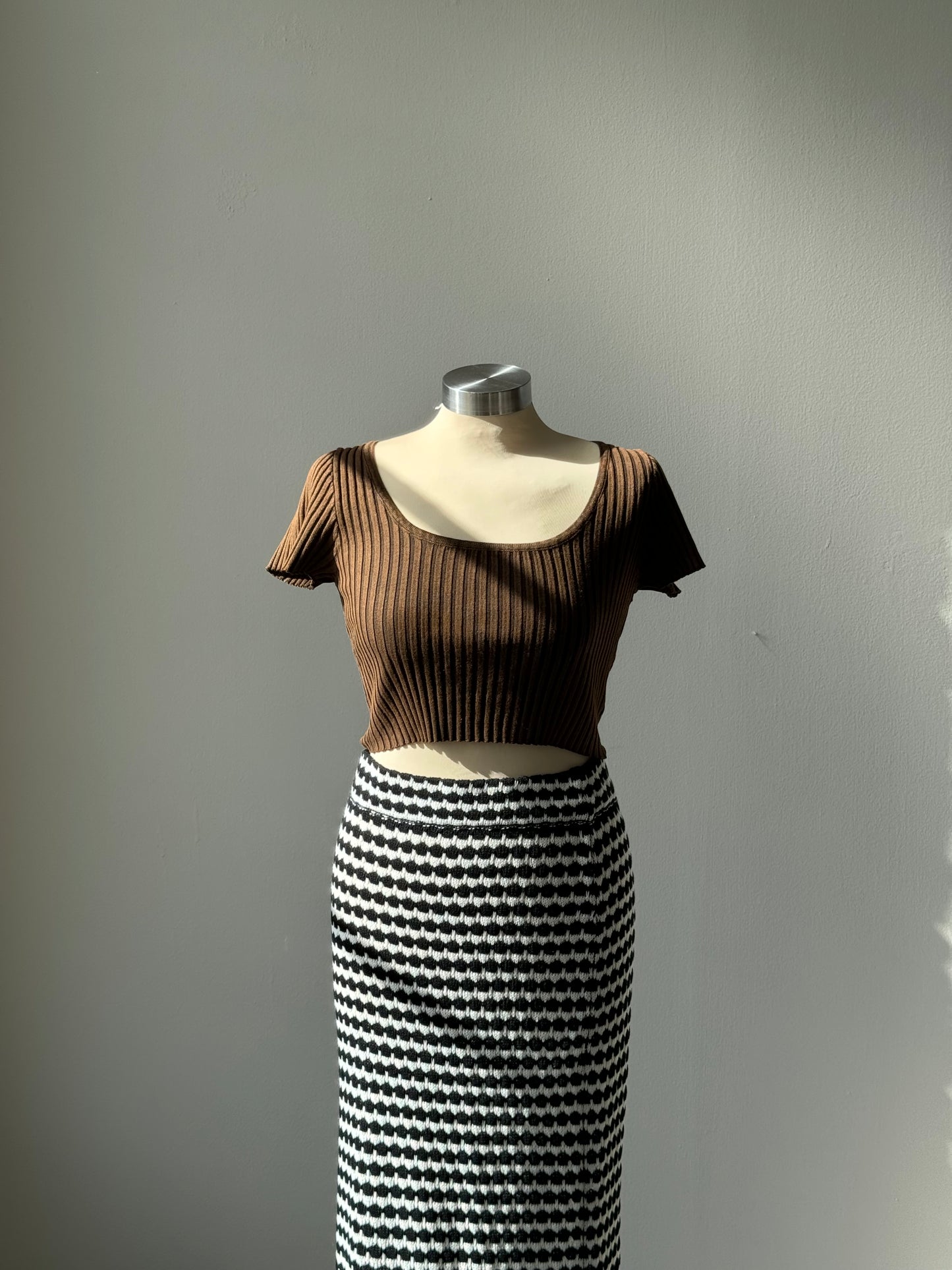 Nancy Cotton Ribbed Scoop Neck Cropped Baby Tee In Chocolate Brown