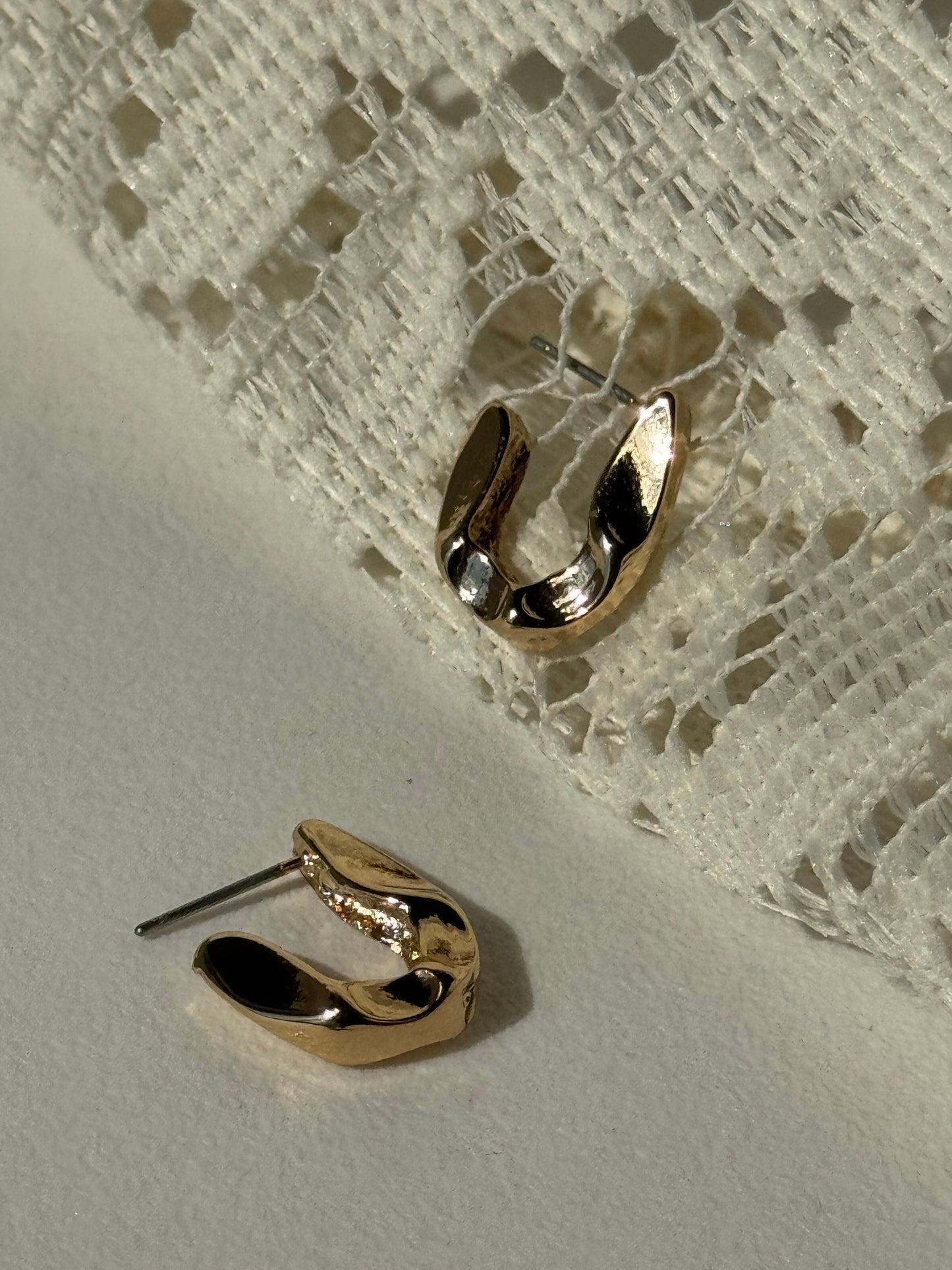 Oscar Organic Crum Hug Hoop Earring In Gold