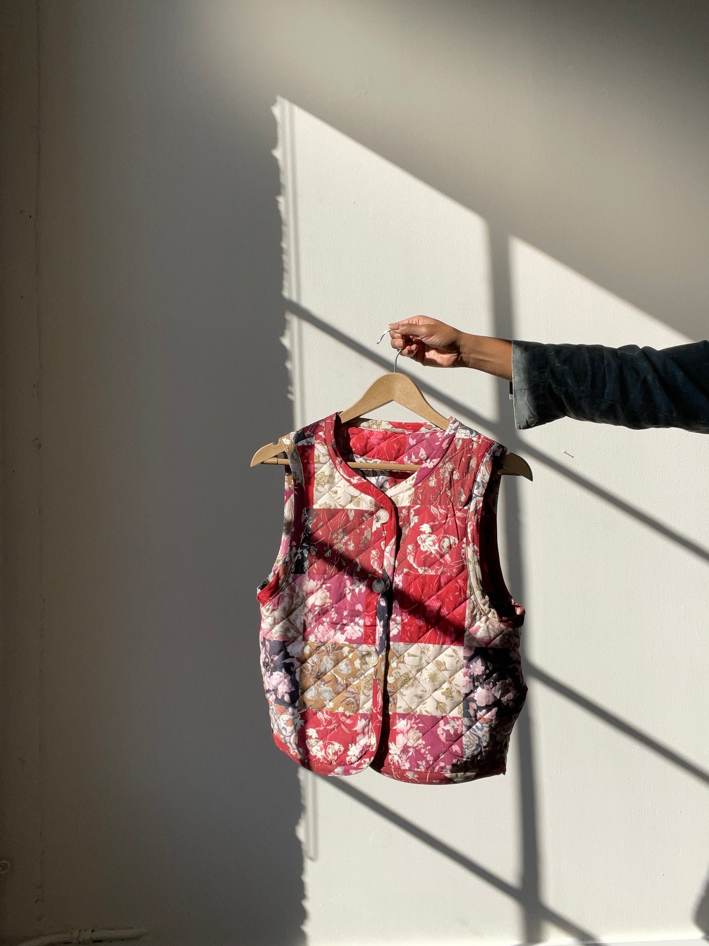 Linda Patchwork Floral Quilt Vest In Red