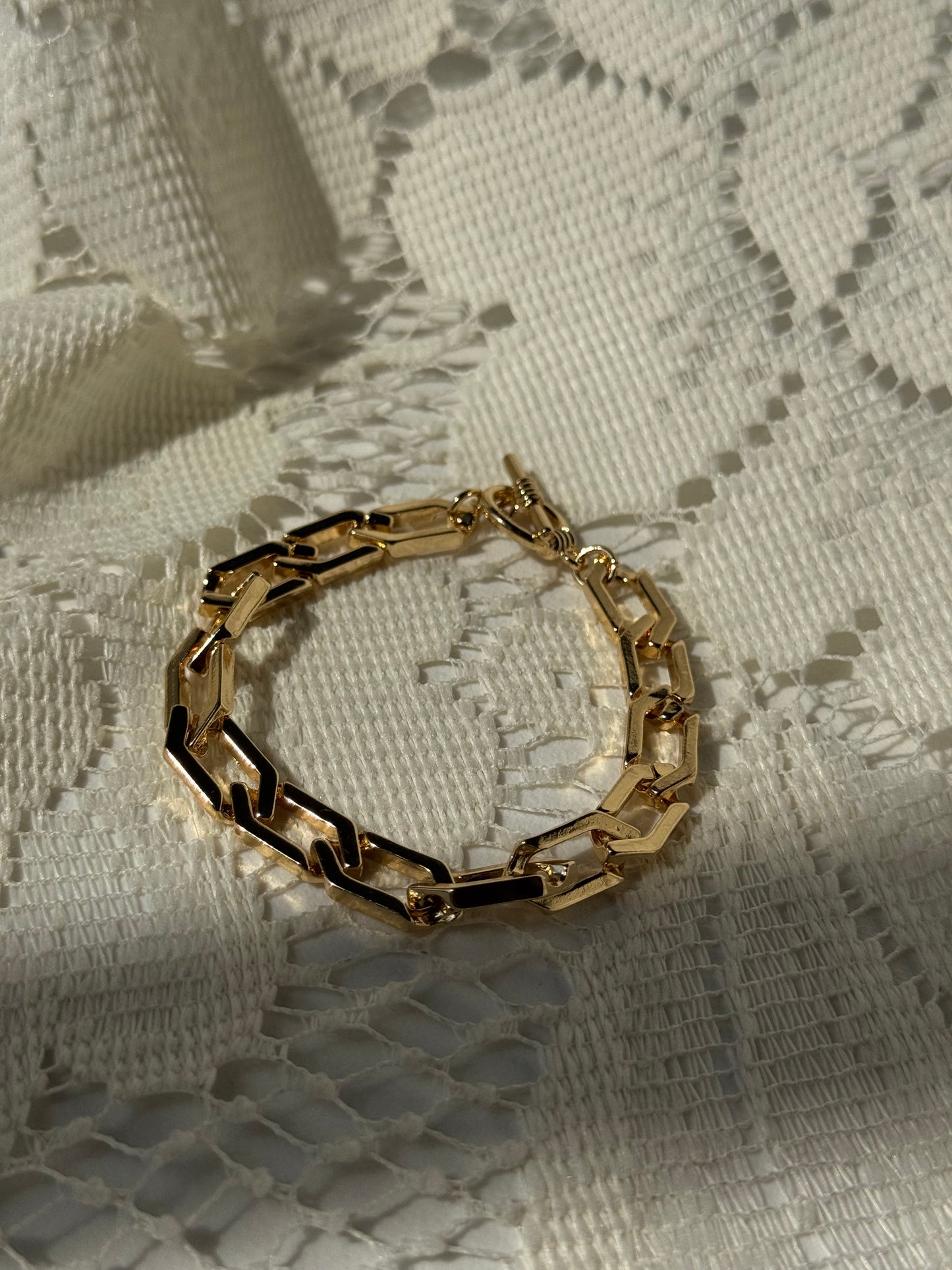 Sydney Flat Crum Toggle Bracelet In Gold