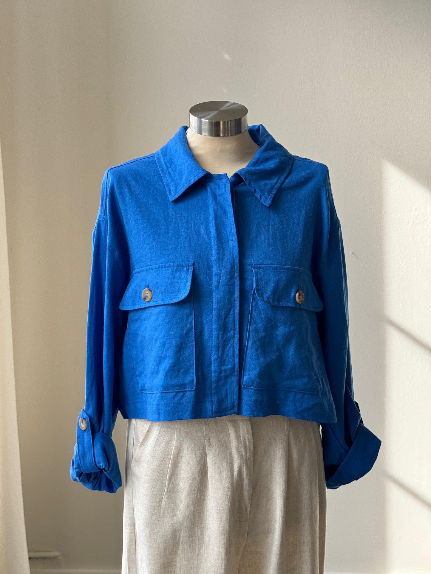 Janet Linen Cropped Utility Top In Cobalt Blue
