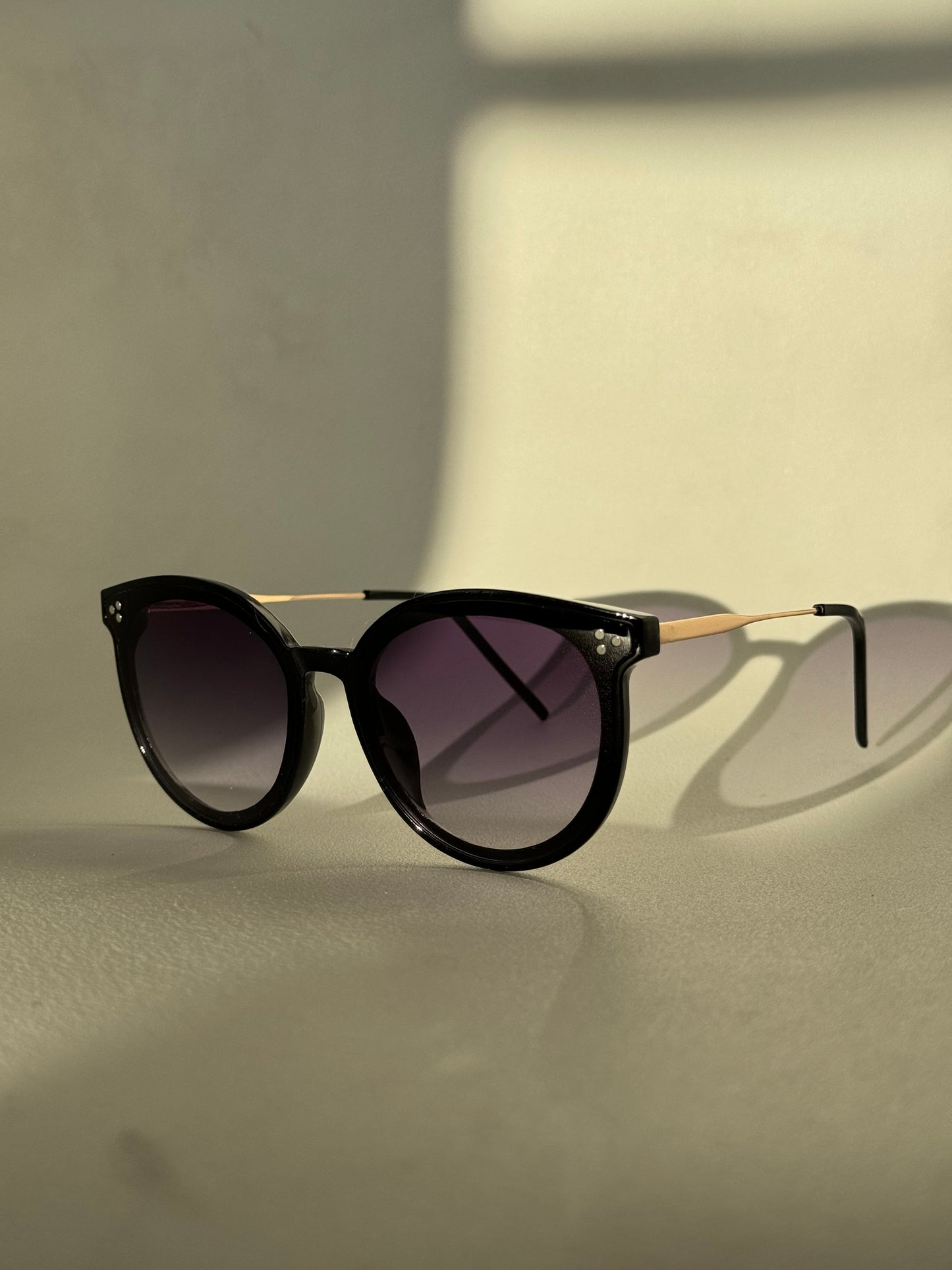 Patrick Tri Stud Sunglasses In Black Hombre