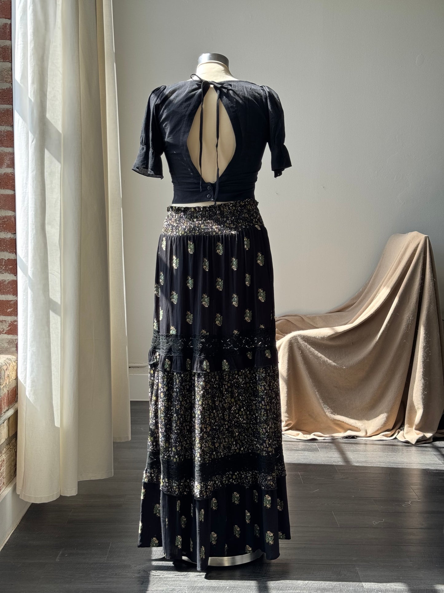Teagan Hidden Pocket Tiered Floral Maxi Skirt In Forest Black