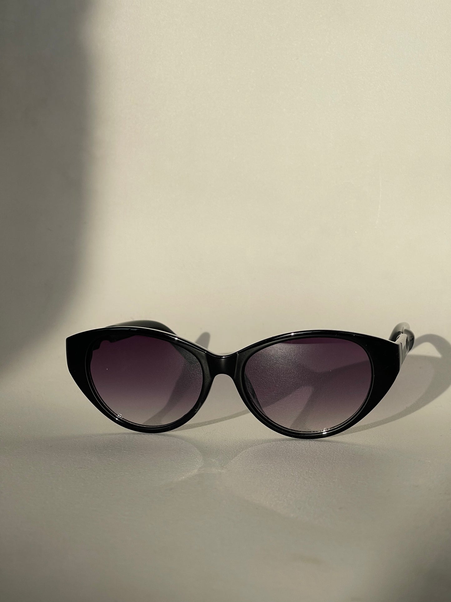 Sherry Twisted Retro Sunglasses In Hombre Black