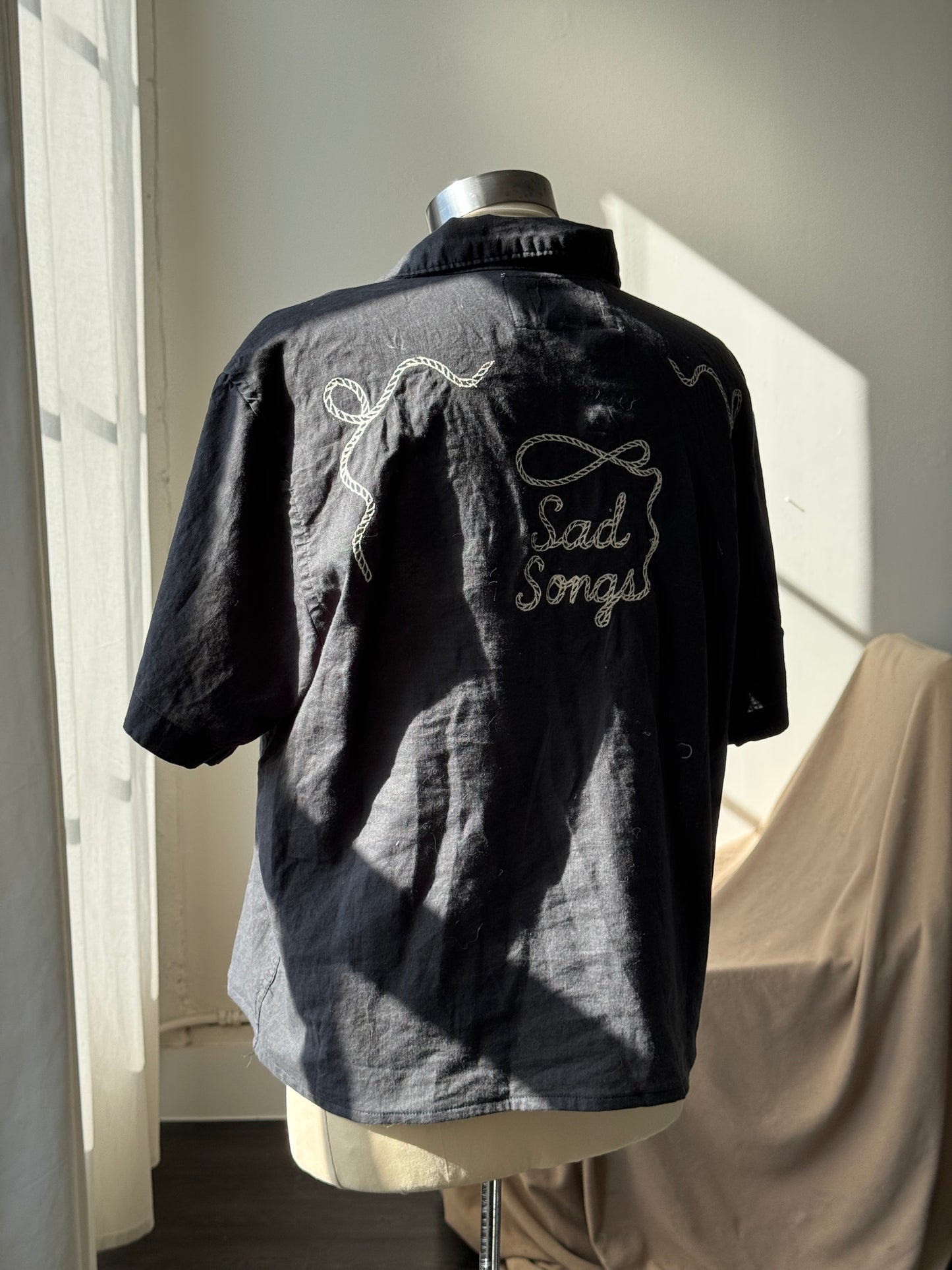 Judy Handcrafted Sad Songs Linen Cropped Button Down Short Sleeve In Vintage Black