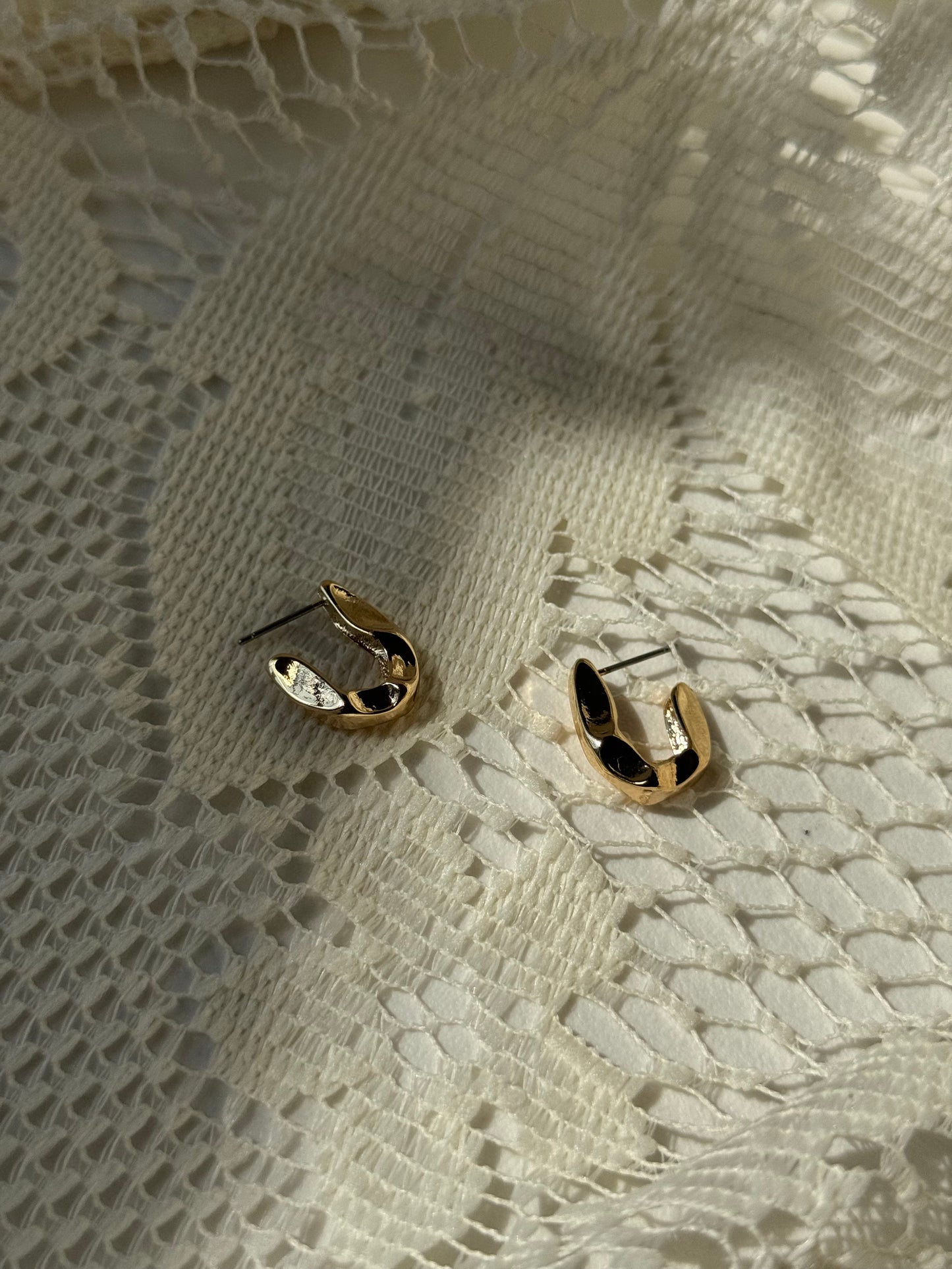 Oscar Organic Crum Hug Hoop Earring In Gold
