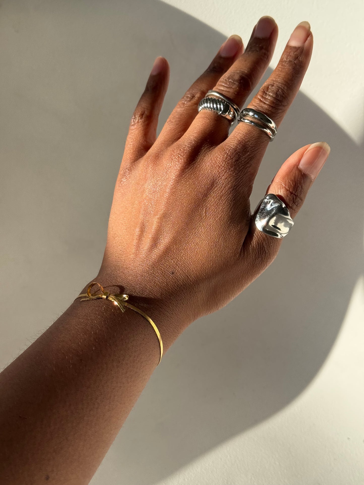 Kinsley Herringbone Stainless Steel Chain Bow Bracelet In Antique Gold