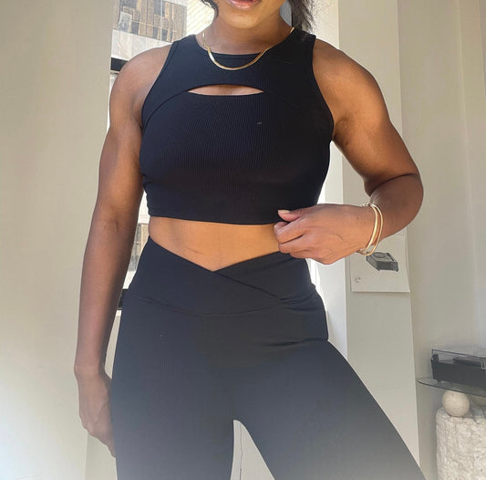 Sarai Ribbed Keyhole Sports Bra In Black