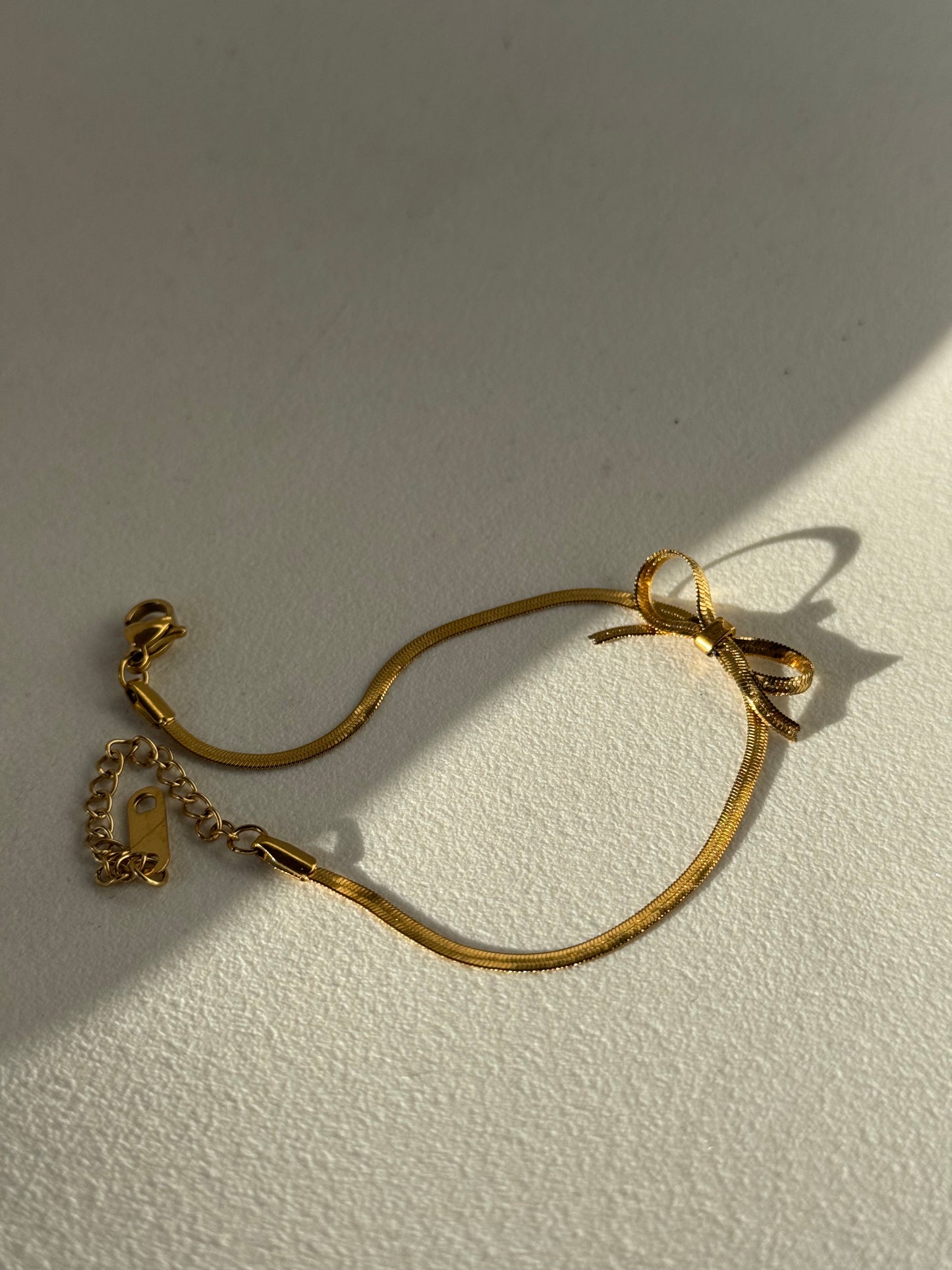 Kinsley Herringbone Stainless Steel Chain Bow Bracelet In Antique Gold