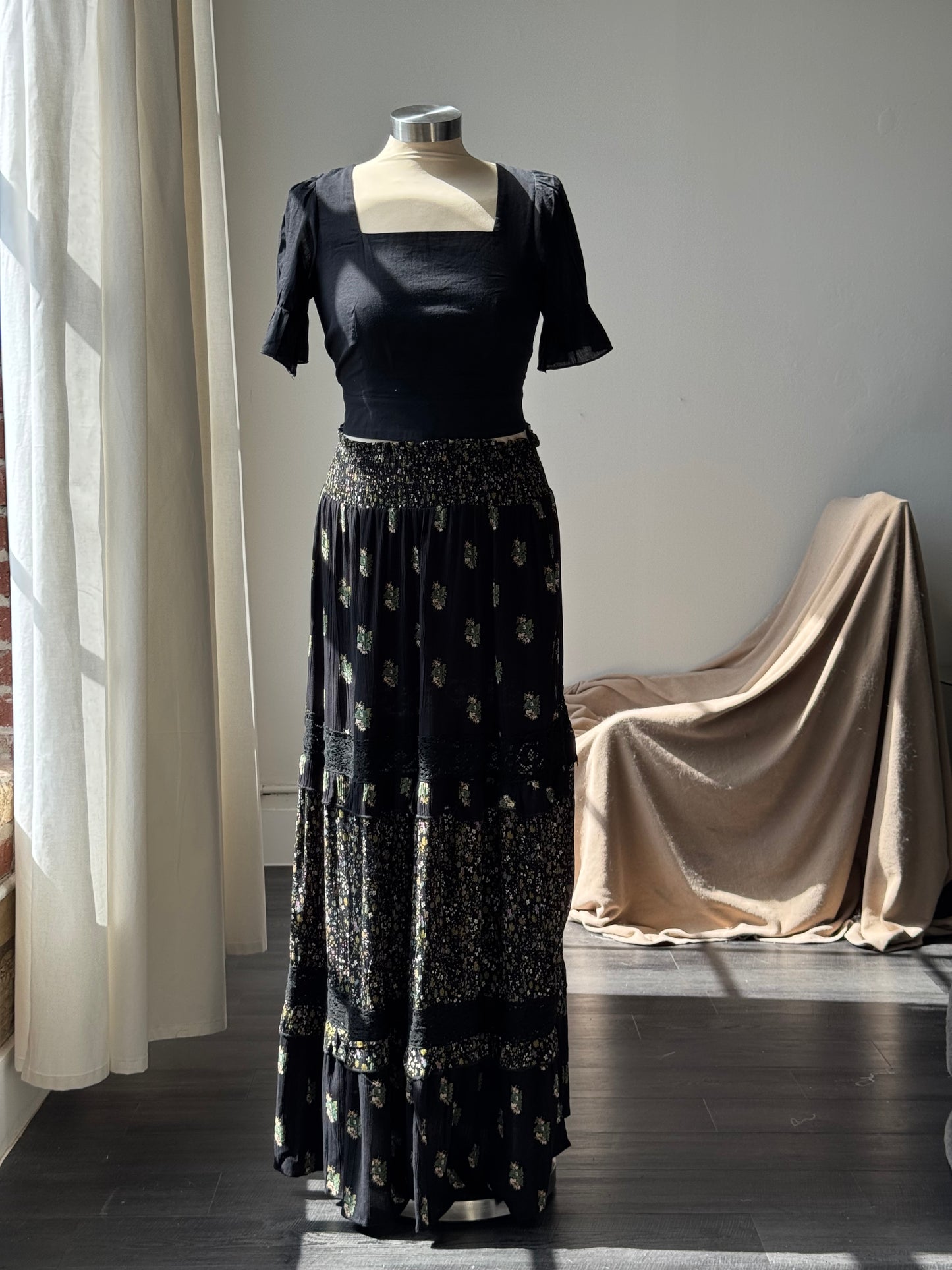 Teagan Hidden Pocket Tiered Floral Maxi Skirt In Forest Black