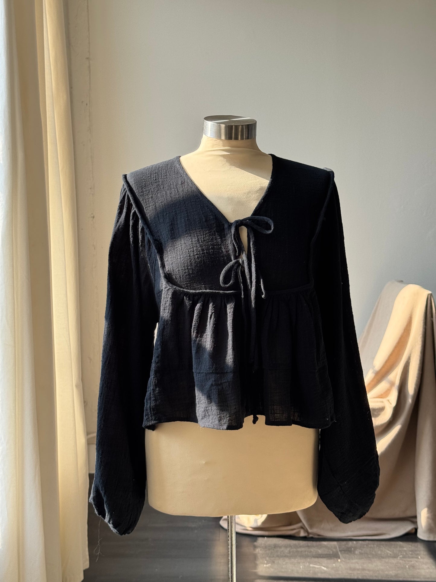 Jada Cotton Tie Front Balloon Sleeve Top In Black