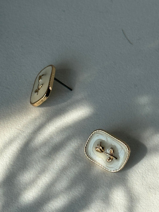 Yellow Rose Of Texas Gold Rim Stud Earring In Vintage Ivory Gold