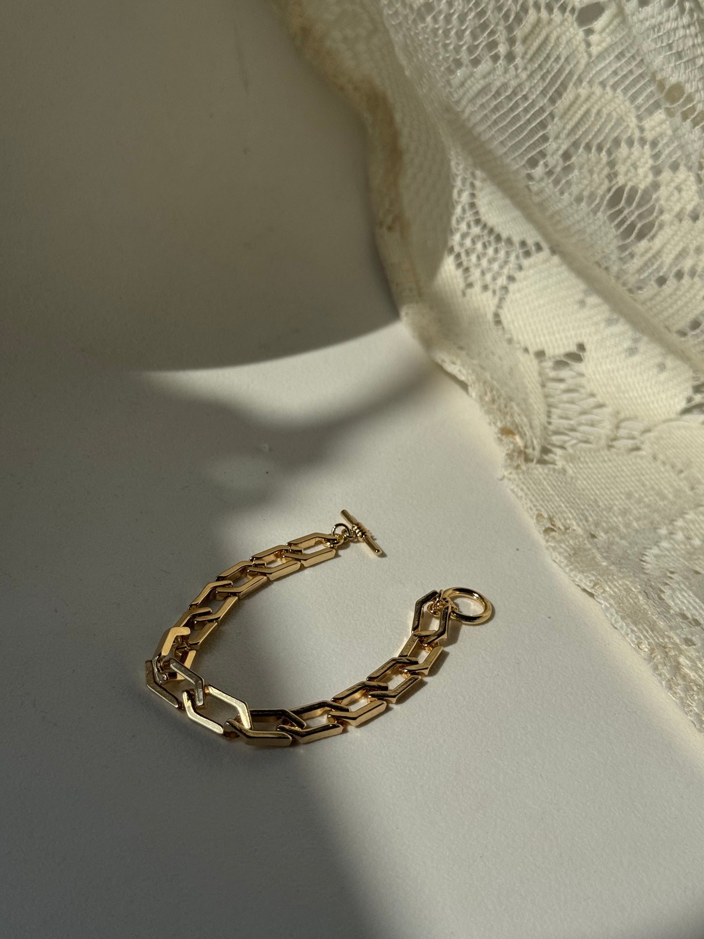 Sydney Flat Crum Toggle Bracelet In Gold
