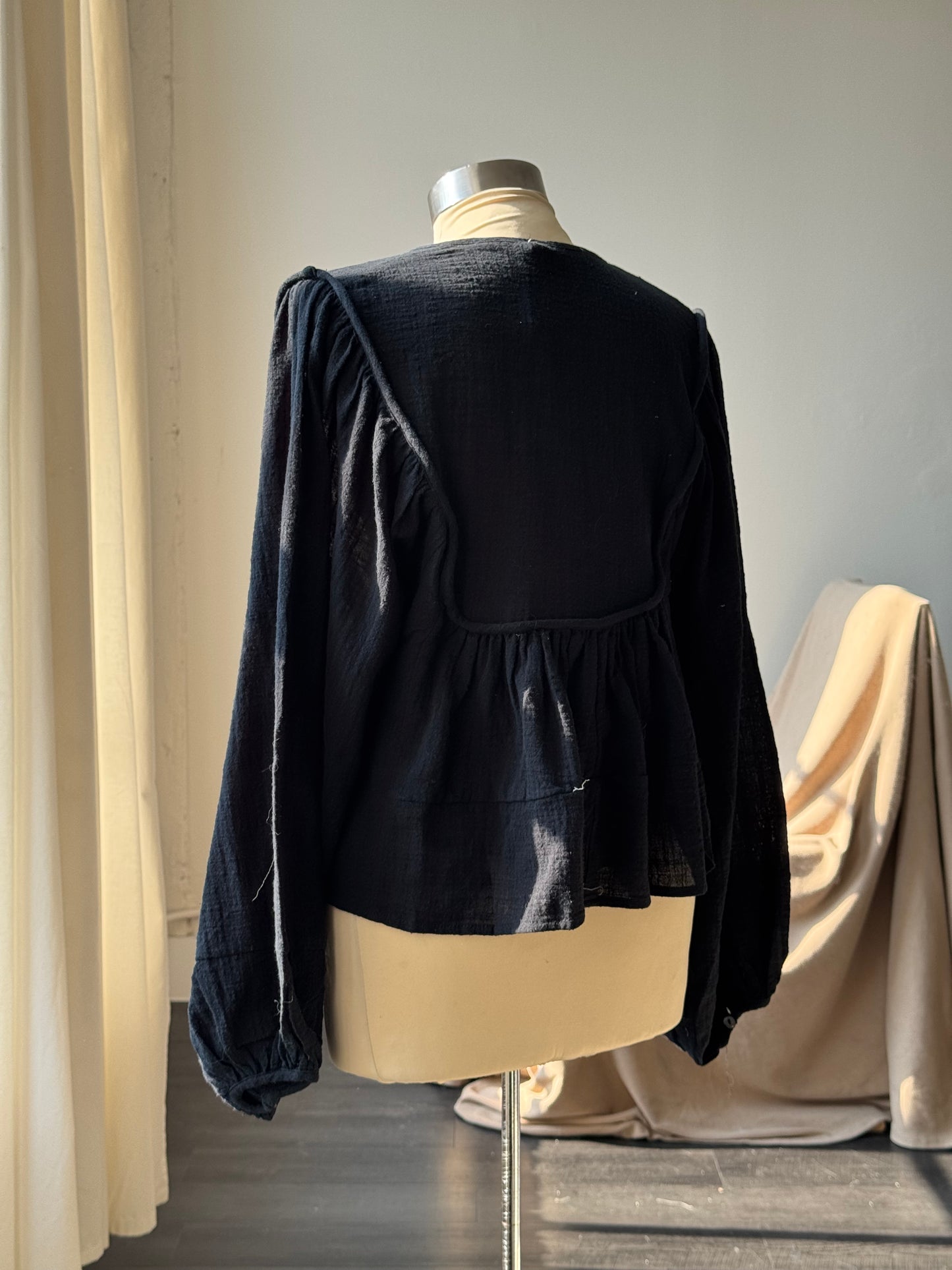 Jada Cotton Tie Front Balloon Sleeve Top In Black
