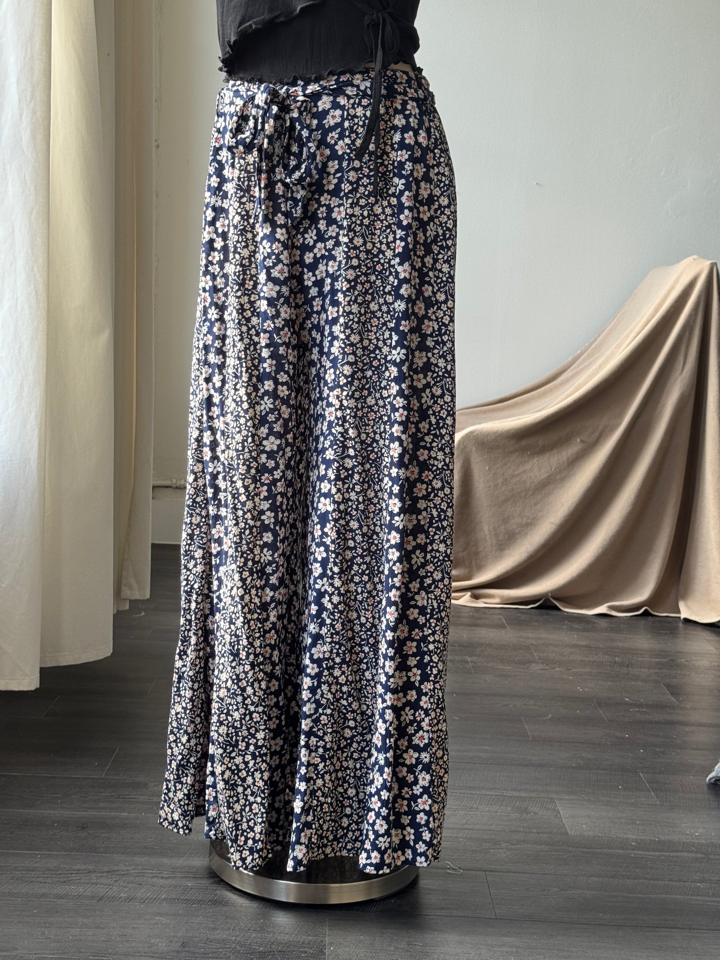 Hailey Tie Front Floral Pants In Navy