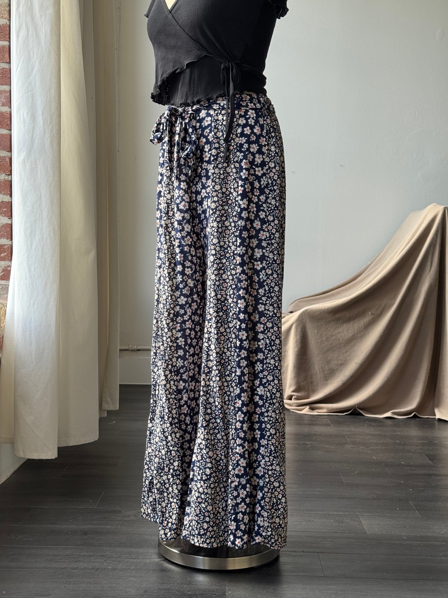 Hailey Tie Front Floral Pants In Navy