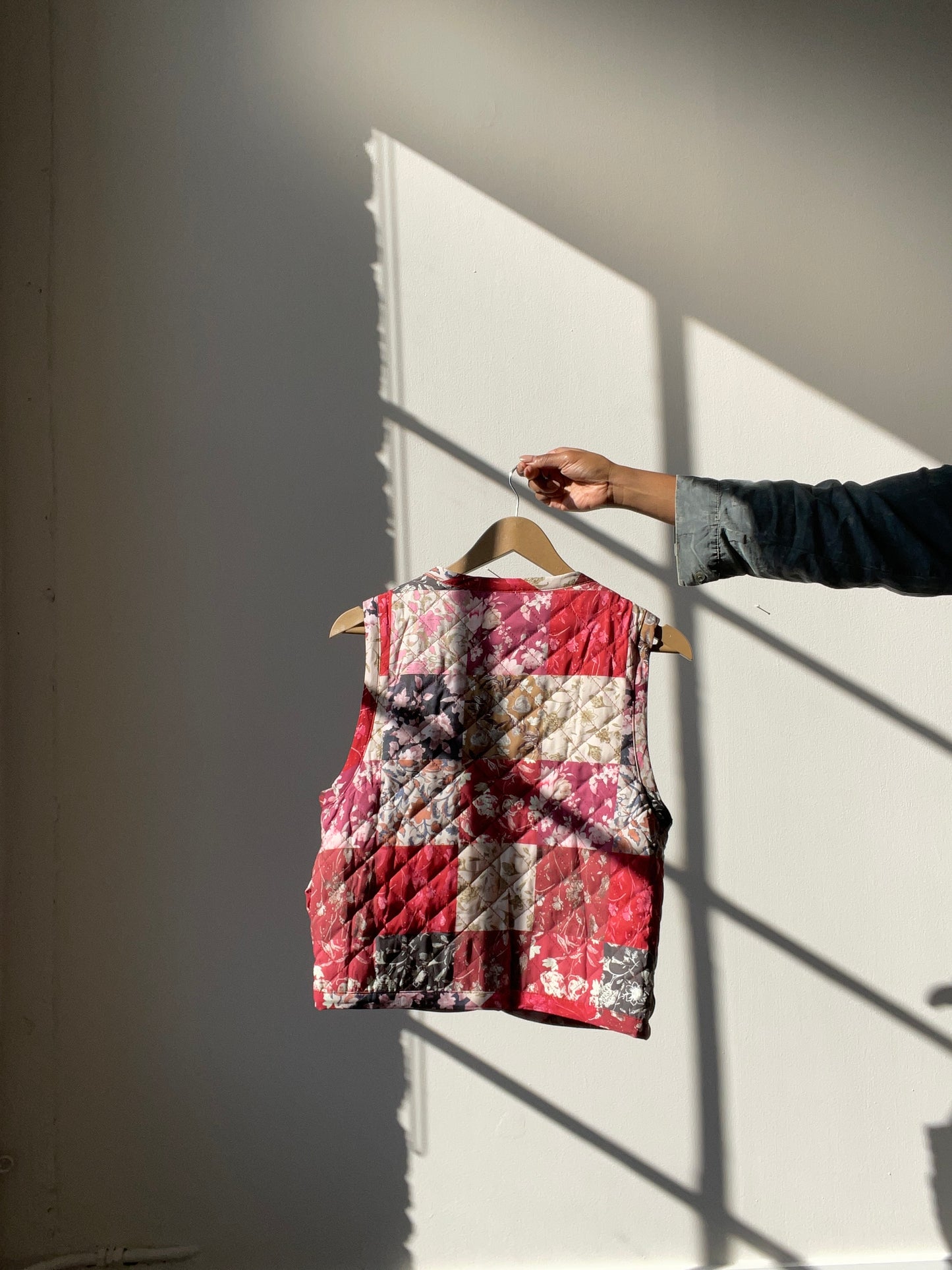 Linda Patchwork Floral Quilt Vest In Red