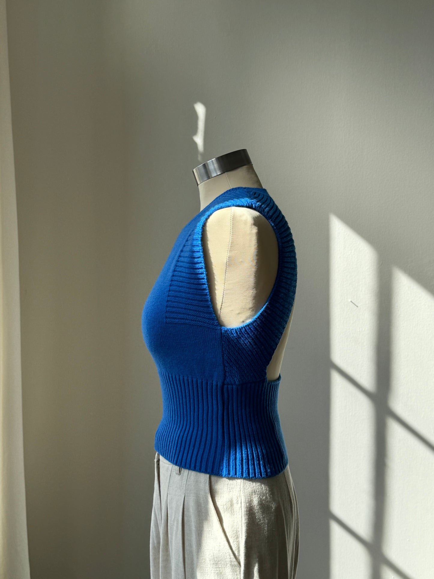 Chelsea Open Back Cropped Sweater Vest In Electric Blue