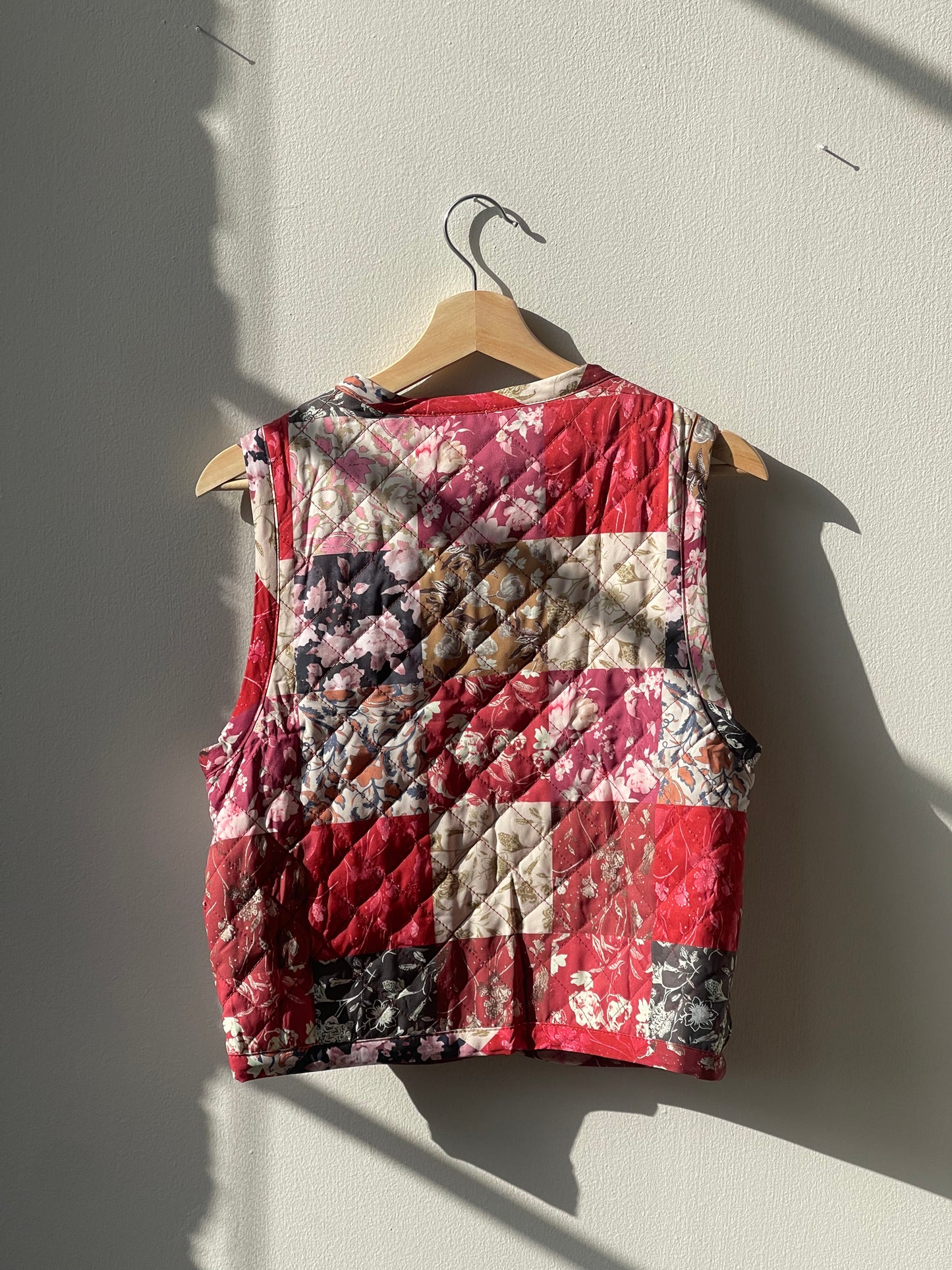Linda Patchwork Floral Quilt Vest In Red