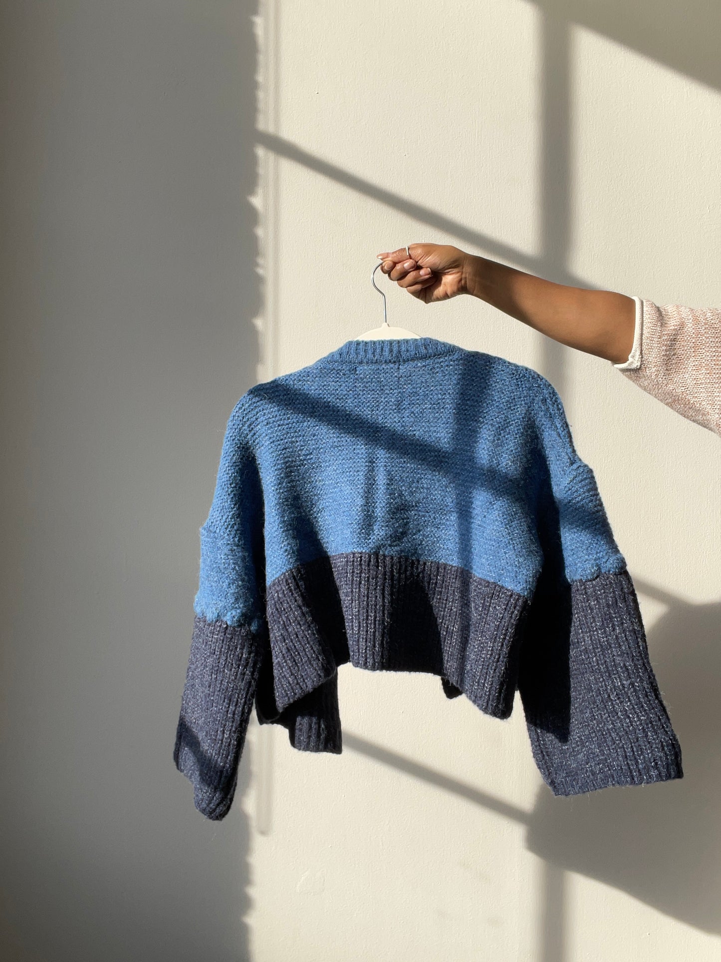 Susie Cropped Open Front Two Tone Knit Sweater In Midnight Blue