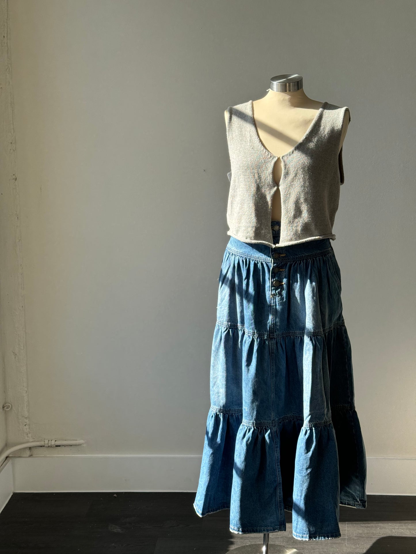Dana Classic Tiered Midi Denim Skirt In Faded Indigo 