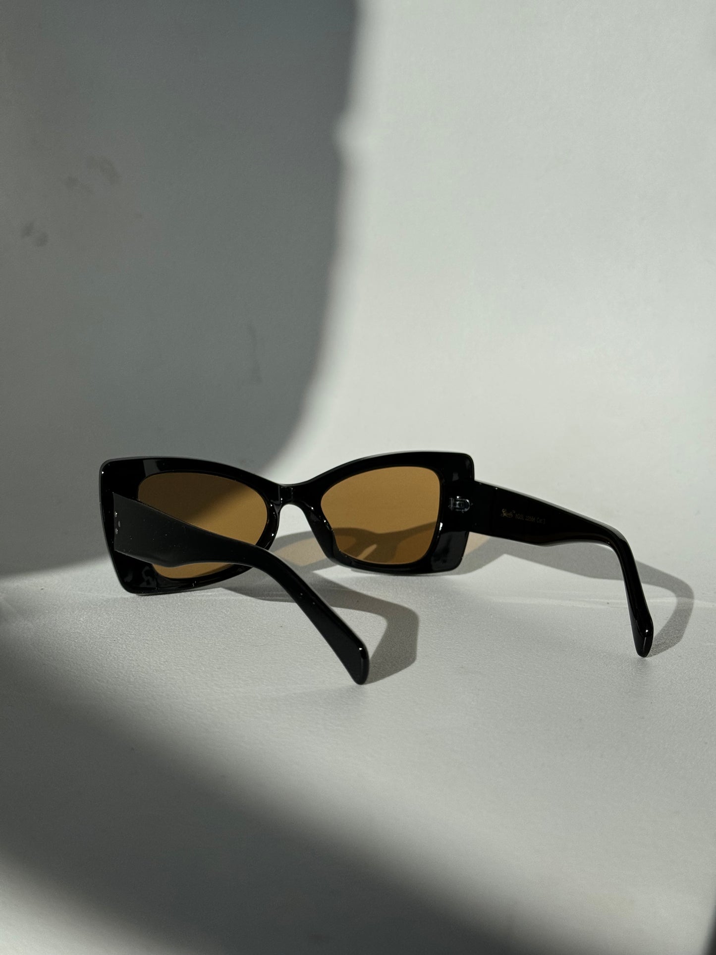 Merrill Classic 60s Style Sunglasses In Black Brown Lens