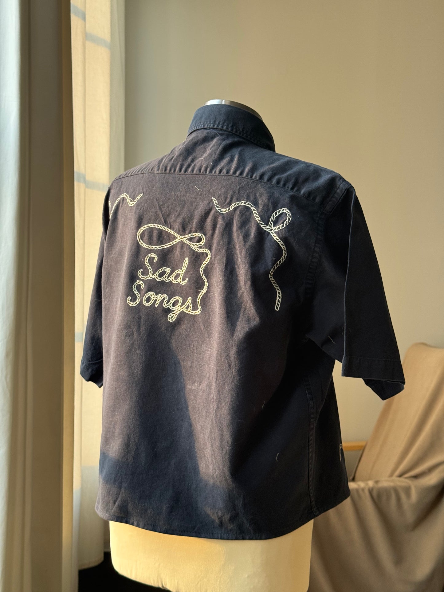 Judy Handcrafted Sad Songs Cropped Button Down Short Sleeve In Midnight Navy