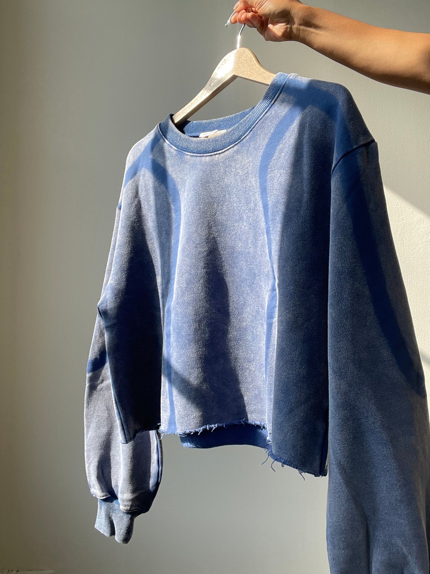 Jacqueline Cotton Artisan Wave Cropped Sweater In Denim