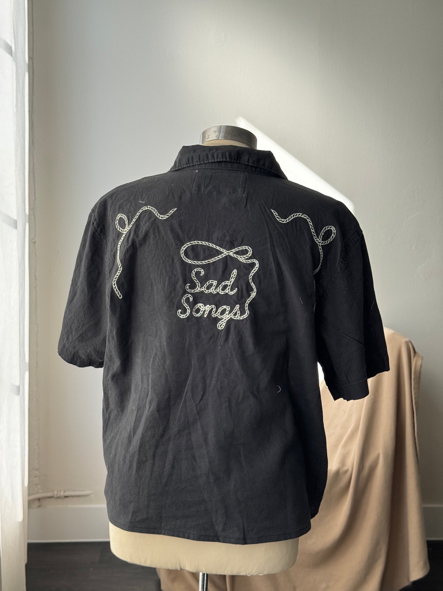 Judy Handcrafted Sad Songs Linen Cropped Button Down Short Sleeve In Vintage Black