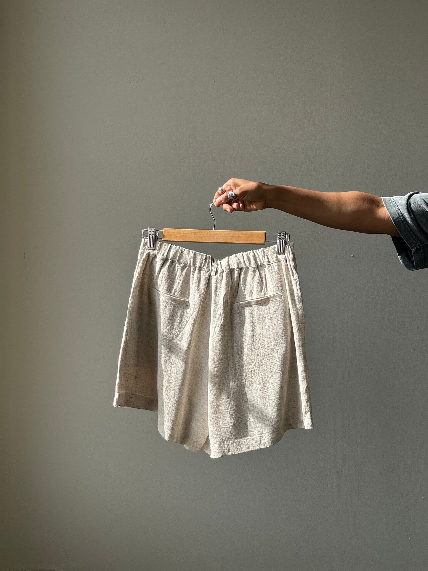 Laura Linen & Cotton Classic Shorts In Natural