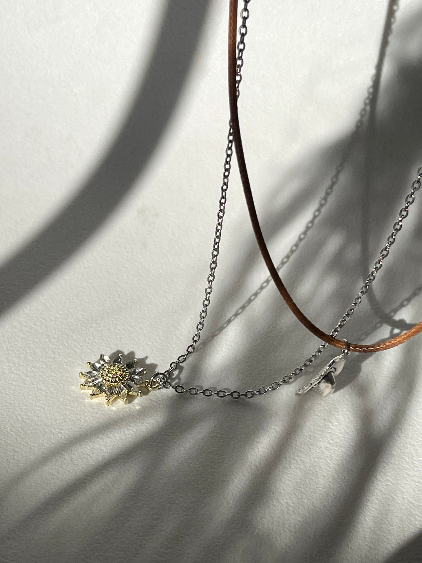 Sagan Sunflower Lasso & Cowboy Hat Charm Necklace In Silver