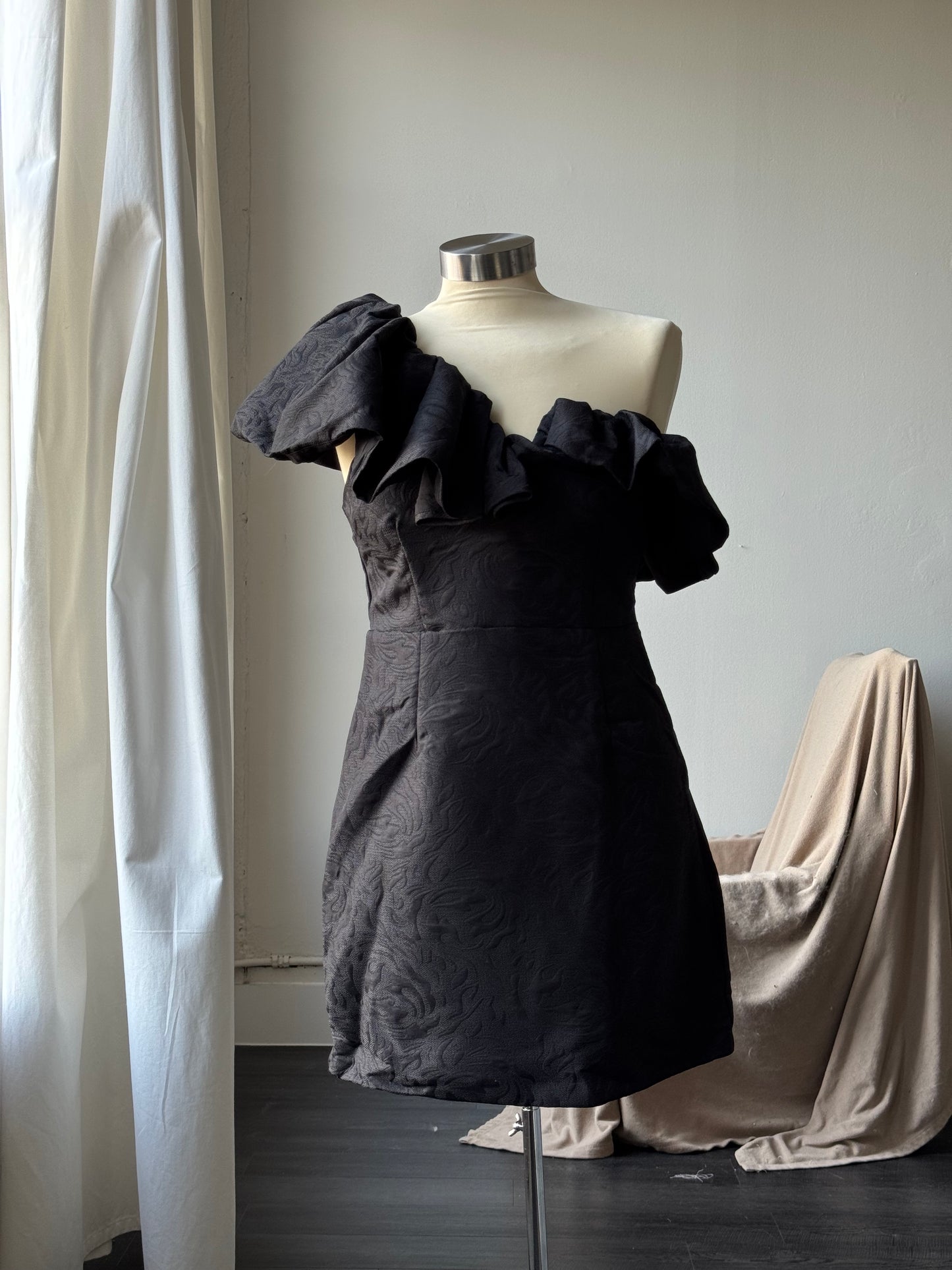 Savanna Cold Shoulder Ruffle Dress In Black