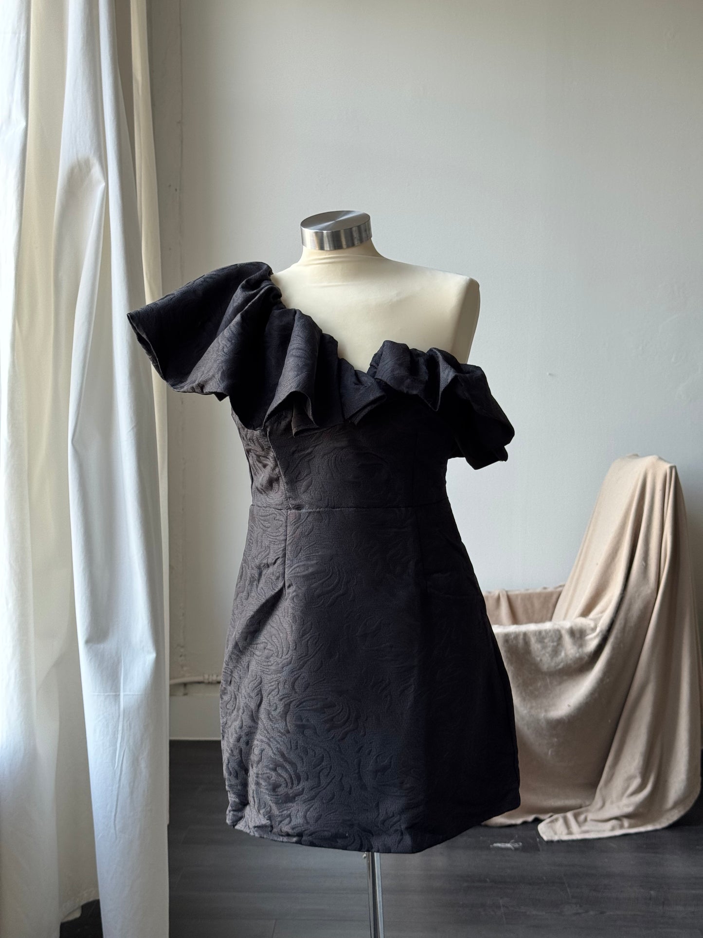 Savanna Cold Shoulder Ruffle Dress In Black