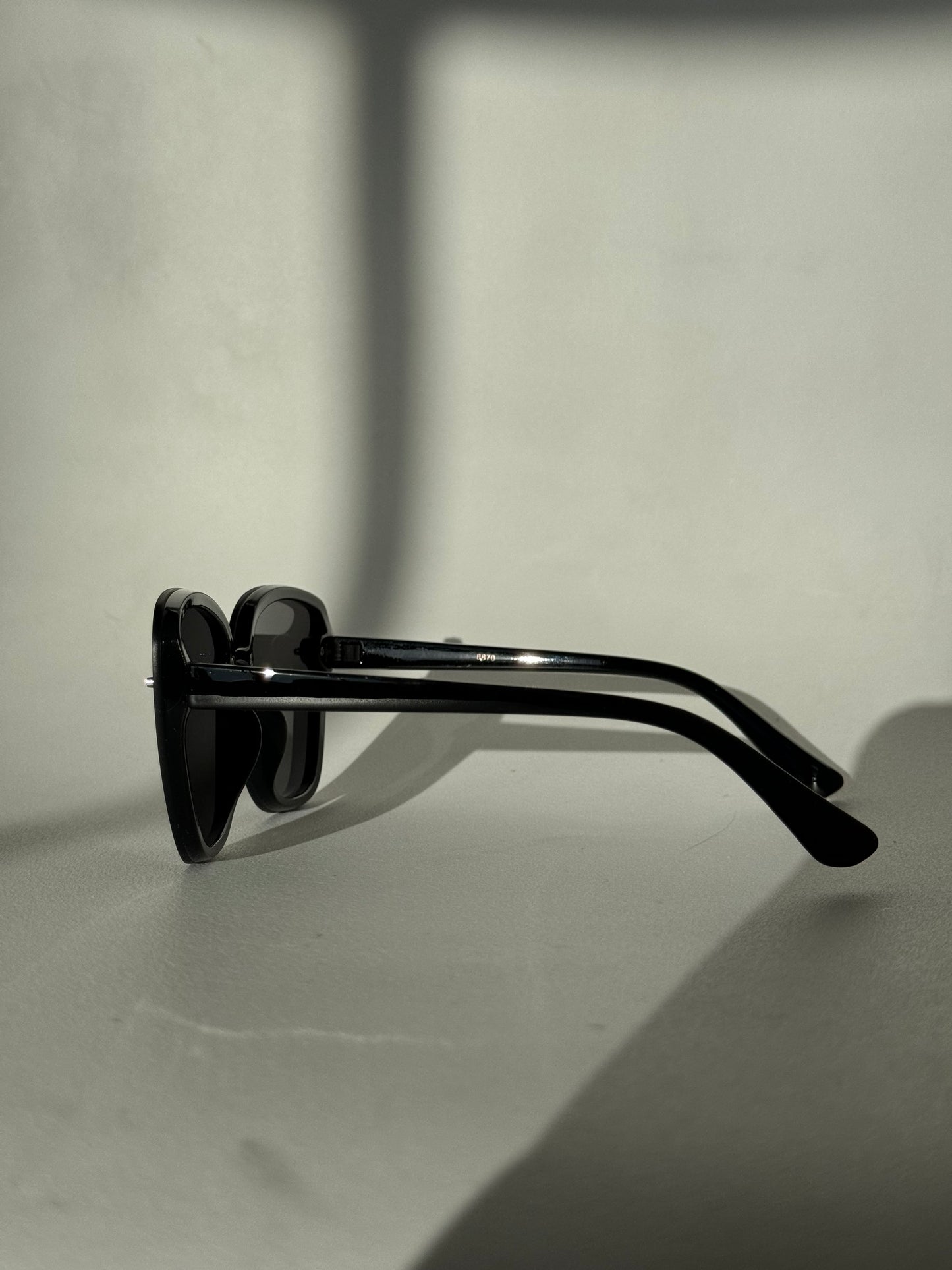 Cherie 70s Style Sunglasses In Black