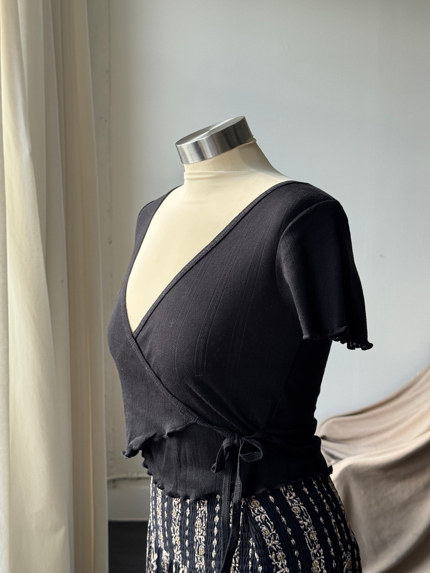Alice 90s Style Cotton Lettuce Wrap Top In Black
