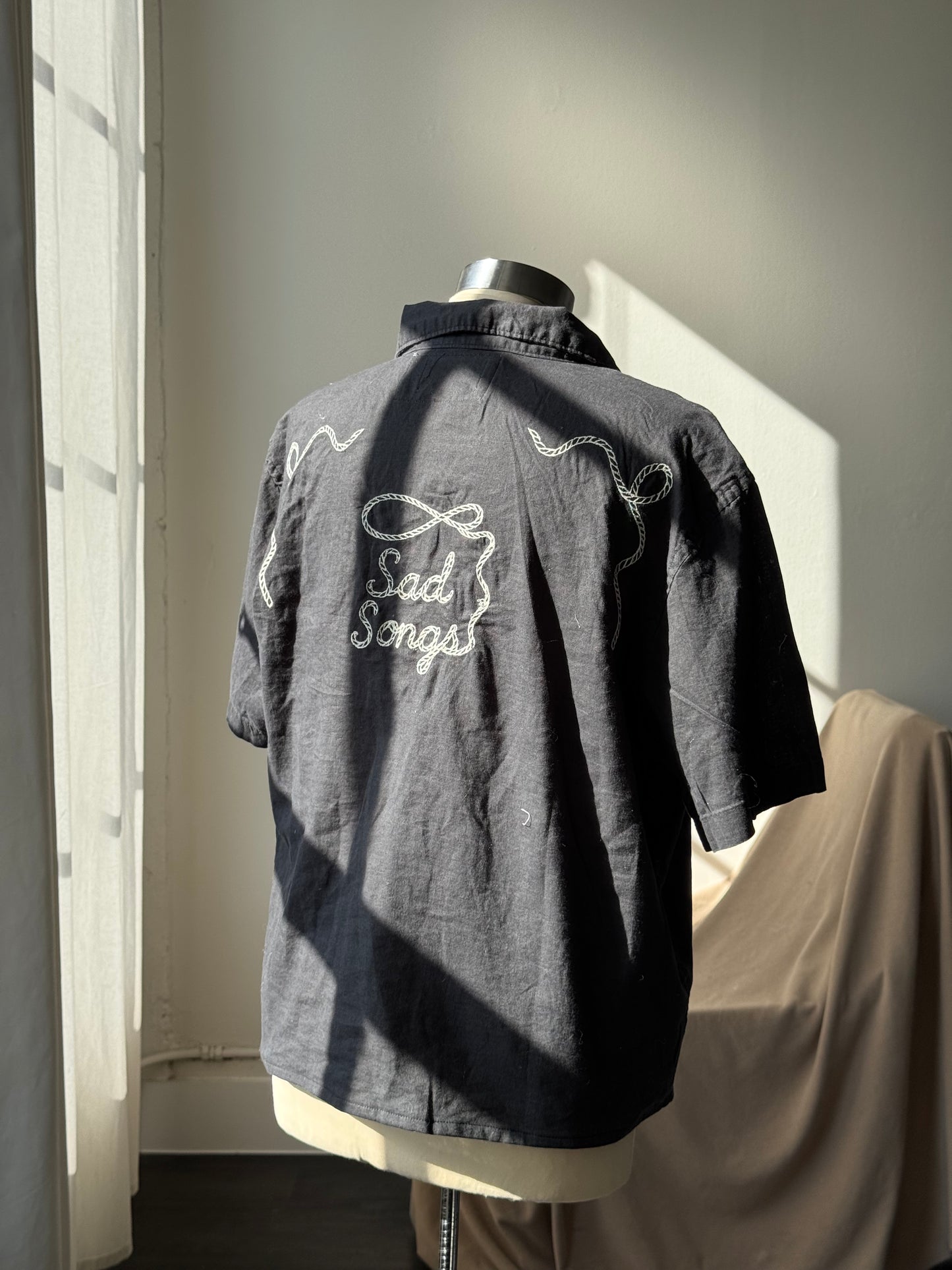 Judy Handcrafted Sad Songs Linen Cropped Button Down Short Sleeve In Vintage Black