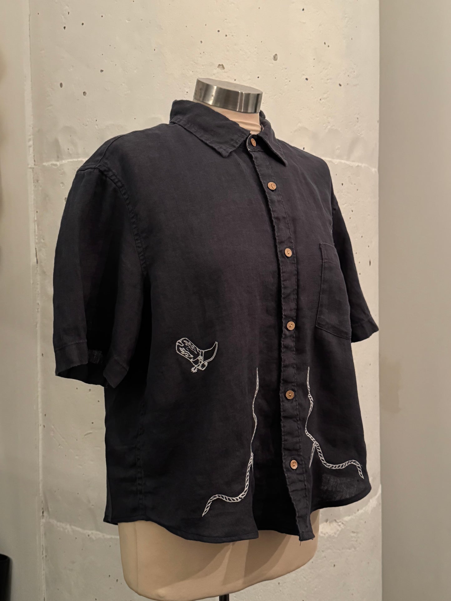 Judy Handcrafted Sad Songs Cropped Linen Button Down Short Sleeve In Vintage Navy