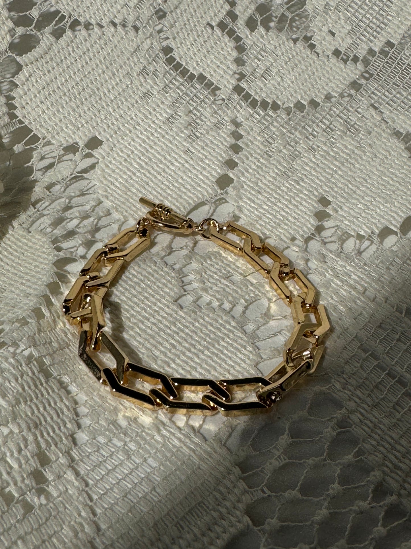 Sydney Flat Crum Toggle Bracelet In Gold