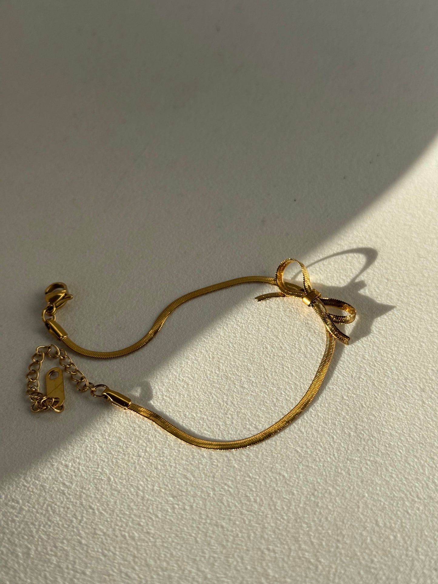 Kinsley Herringbone Stainless Steel Chain Bow Bracelet In Antique Gold