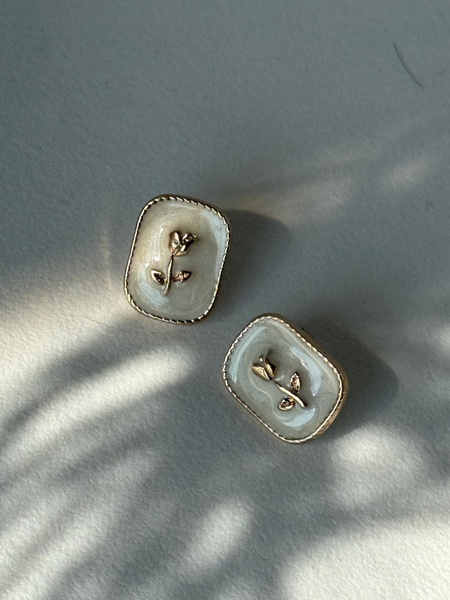 Yellow Rose Of Texas Gold Rim Stud Earring In Vintage Ivory Gold
