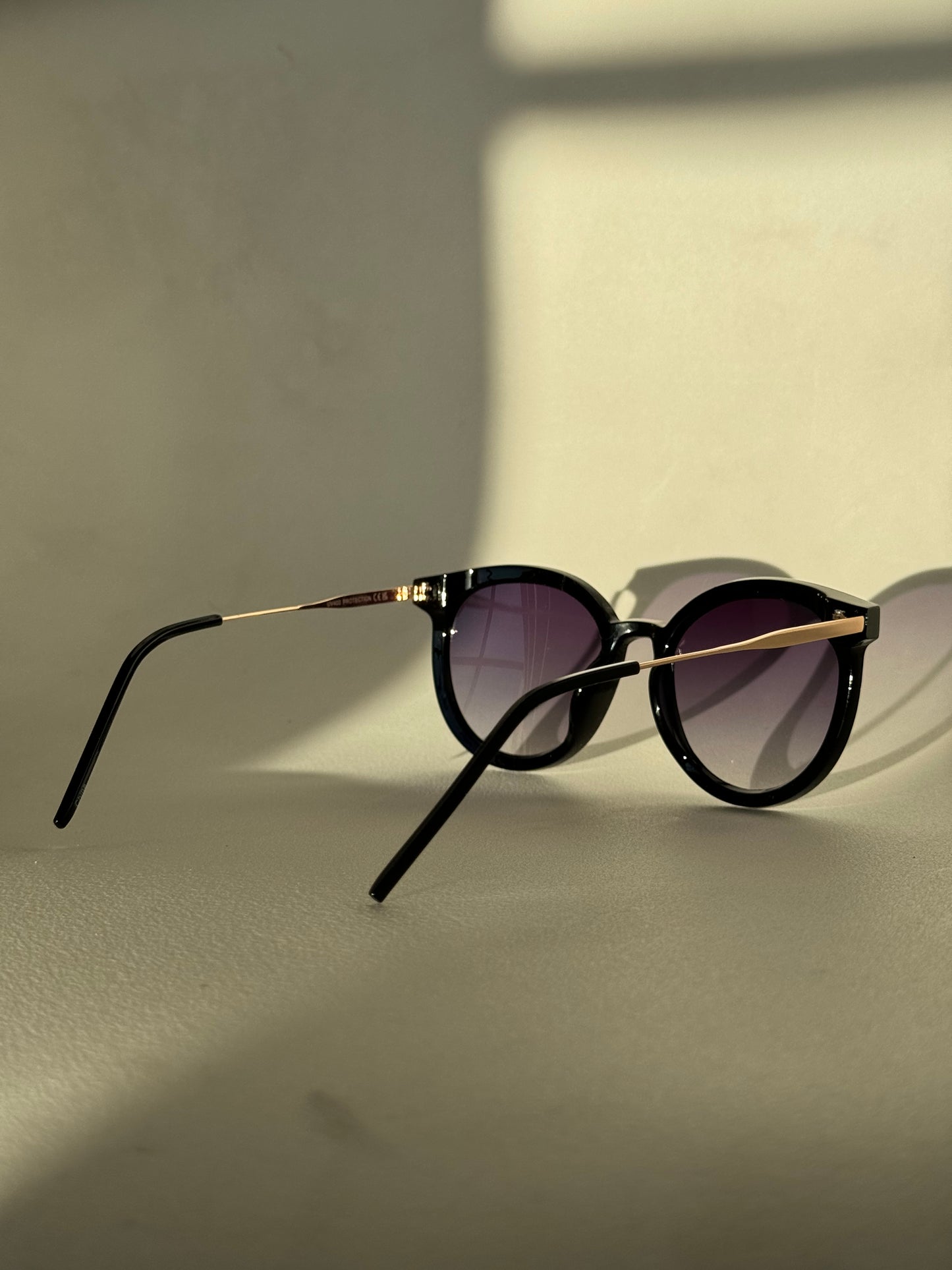 Patrick Tri Stud Sunglasses In Black Hombre