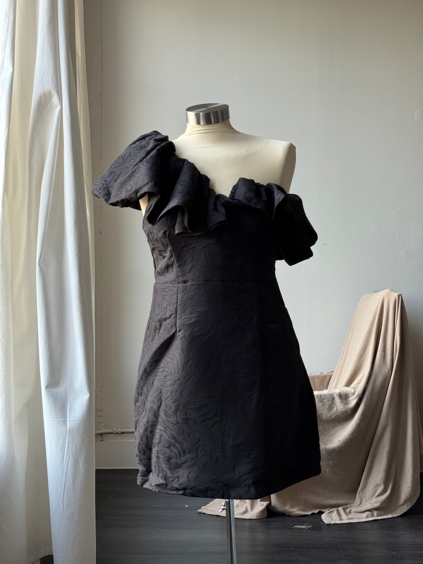 Savanna Cold Shoulder Ruffle Dress In Black